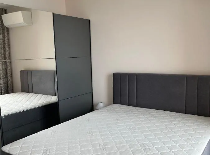 La Welcome Golden Sands