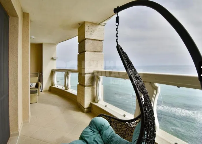 La Welcome Golden Sands