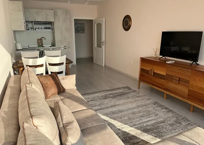 La Welcome Golden Sands