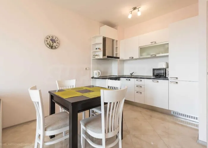 La Welcome Golden Sands