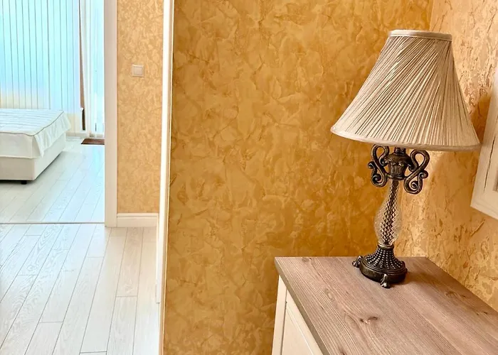 La Welcome Golden Sands