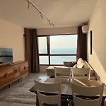 La Welcome Golden Sands