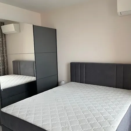 La Welcome Golden Sands