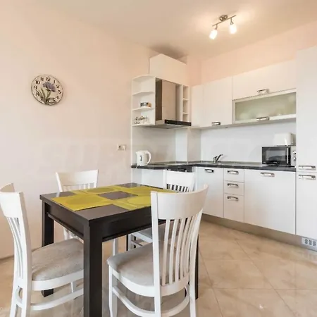 La Welcome Golden Sands